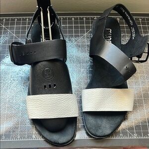 Munro  Black and White Women's Sandals